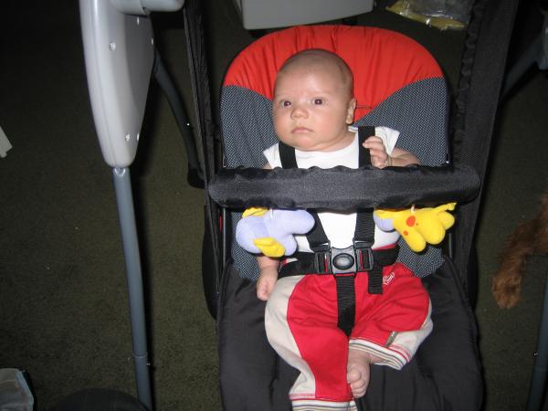 Merijn in z'n schommel stoel - 2, geplaatst door papa Boudewijn op 2004-07-27