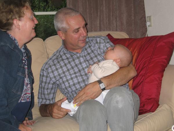 Merijn bij oud-oom Frans, geplaatst door papa Boudewijn op 2004-07-27