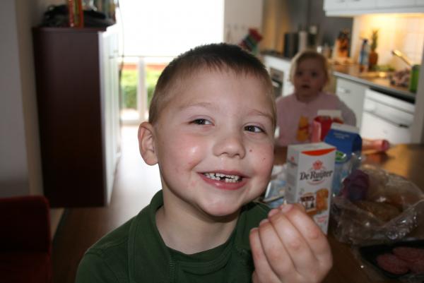 Merijn trots op zijn tand!, geplaatst door mama Lizanne op 2009-03-16