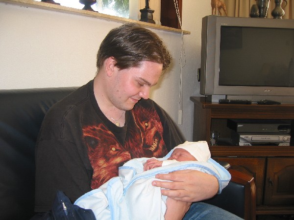 Merijn thuis - bij Oom Thomas, geplaatst door papa Boudewijn op 2004-06-03