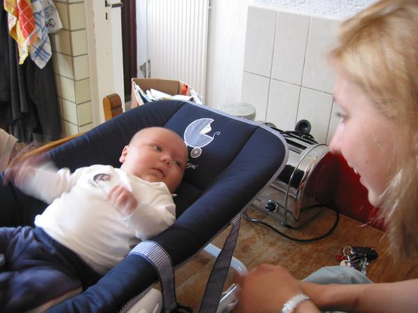 Merijn in z'n stoeltje, geplaatst door papa Boudewijn op 2004-07-27