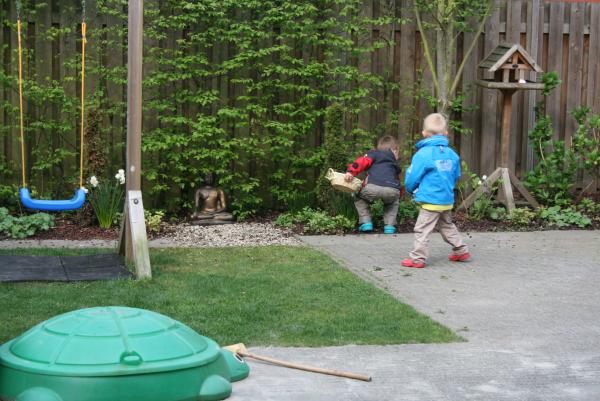 Eieren zoeken met Pasen, geplaatst door mama Lizanne op 2009-04-14