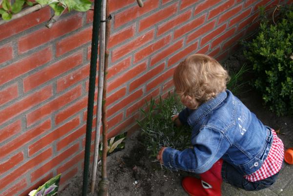 Eieren zoeken met Pasen, geplaatst door mama Lizanne op 2009-04-14