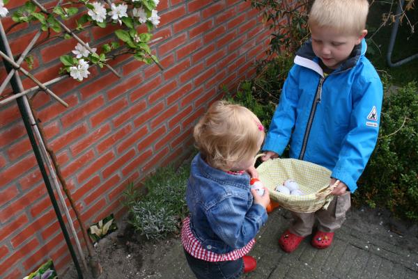 Eieren zoeken met Pasen, geplaatst door mama Lizanne op 2009-04-14