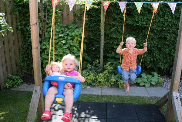 Alane en Jesse schommelen, geplaatst door mama Lizanne op 2009-06-06