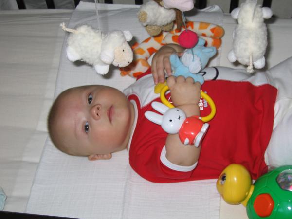 Merijn aan het spelen in zijn bedje., geplaatst door mama Lizanne op 2004-11-01