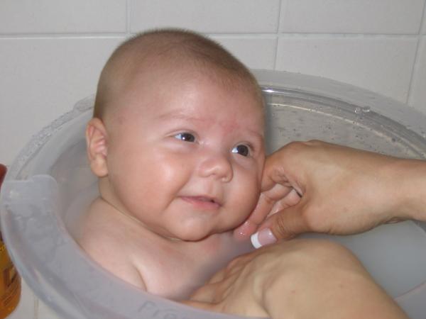 Merijn in de TummyTub., geplaatst door mama Lizanne op 2004-11-01