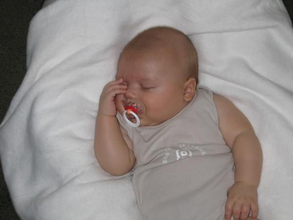 Merijn slapend na zijn 1e prikje., geplaatst door mama Lizanne op 2004-11-01