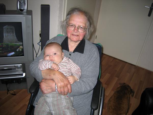 Merijn met overgrootoma Janssen., geplaatst door mama Lizanne op 2004-11-01