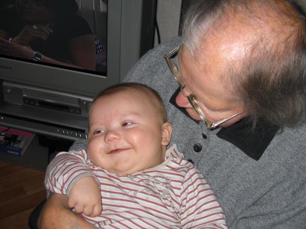 Merijn met overgrootoma Janssen., geplaatst door mama Lizanne op 2004-11-01