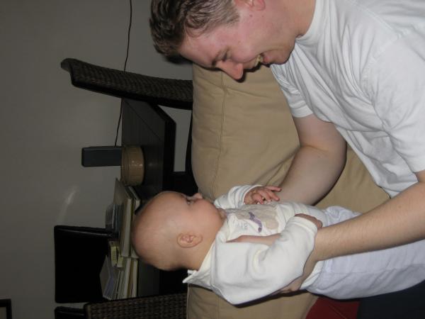 Merijn aan het spelen met papa., geplaatst door mama Lizanne op 2004-11-01