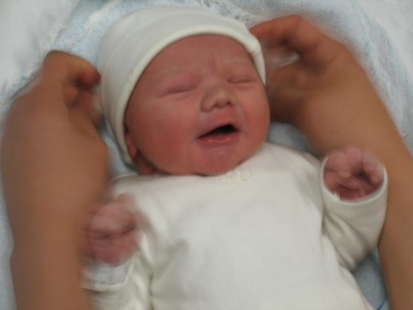 Net na de geboorte - Merijn wordt aangekleed, geplaatst door papa Boudewijn op 2004-06-03