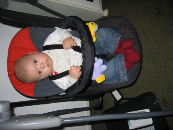 Merijn aan het schommelen in zijn schommeltje., geplaatst door mama Lizanne op 2004-11-01