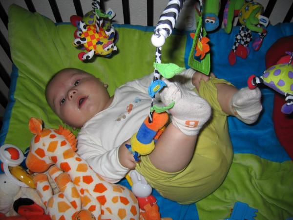 Merijn heeft zijn benen ontdekt., geplaatst door mama Lizanne op 2004-11-01