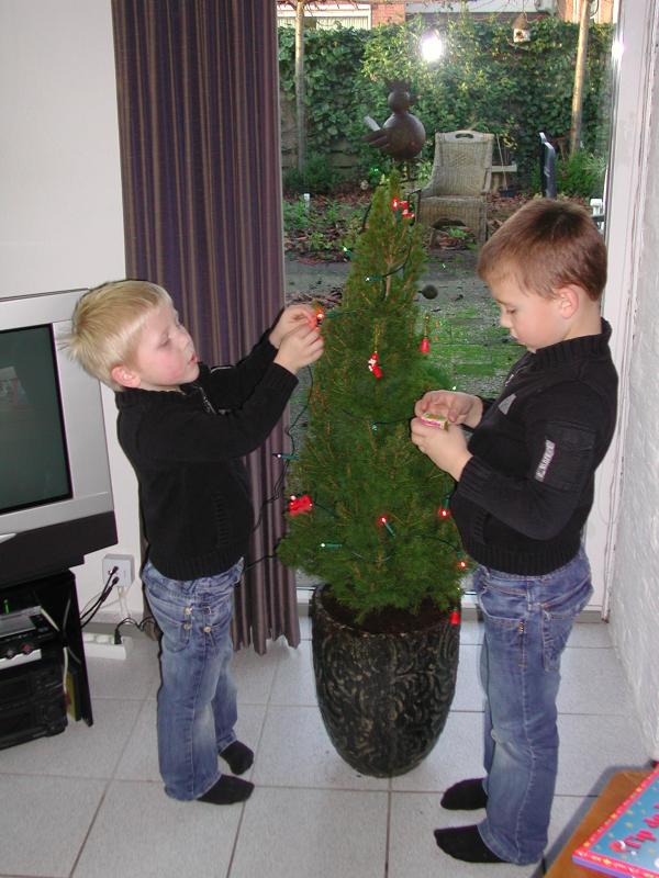 Kerstboom bij oma Tineke, geplaatst door mama Lizanne op 2009-12-23