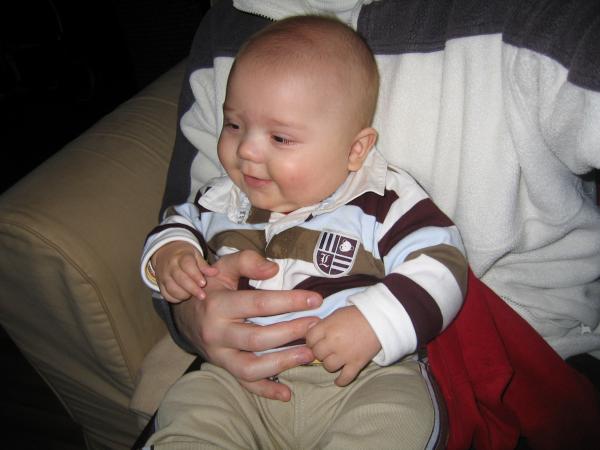 Merijn op schoot bij papa., geplaatst door mama Lizanne op 2004-11-01