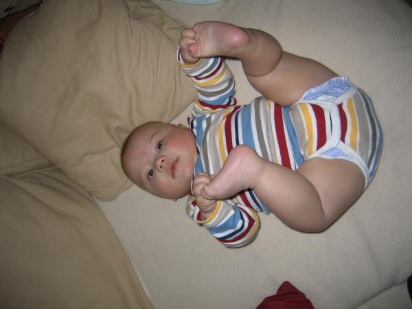 Merijn aan het spelen met zijn voeten., geplaatst door mama Lizanne op 2004-11-01