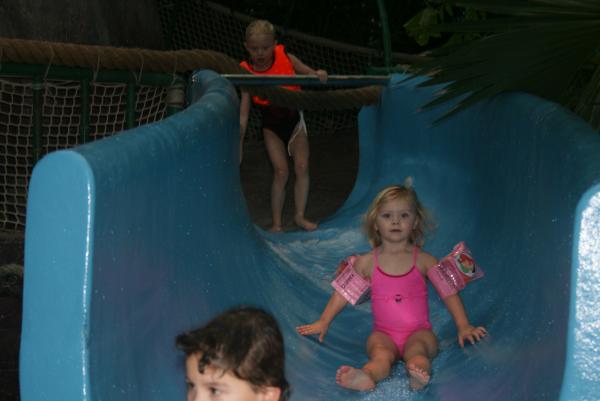 Zwemmen in centerparcs, geplaatst door mama Lizanne op 2009-12-23