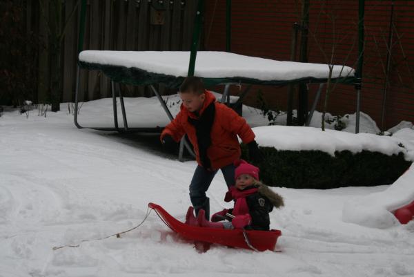Merijn en Alana in de sneeuw, geplaatst door mama Lizanne op 2009-12-23