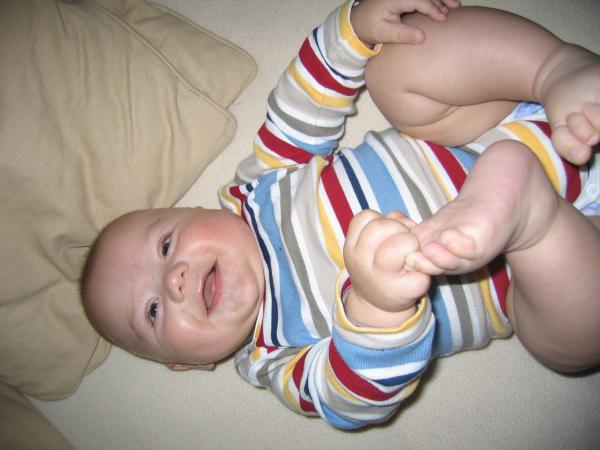 Merijn aan het spelen met zijn voeten., geplaatst door mama Lizanne op 2004-11-01