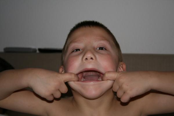 Merijn trekt gekke bek, geplaatst door mama Lizanne op 2010-03-17