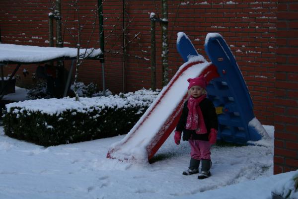 Alana in de sneeuw, geplaatst door mama Lizanne op 2010-03-17