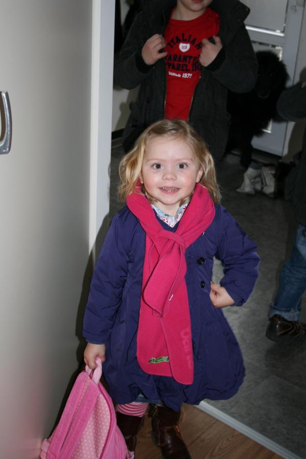 Alana voor het eerst naar school, geplaatst door mama Lizanne op 2010-03-17