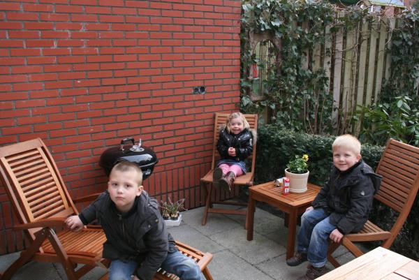 Lekker buiten zitten in de lente, geplaatst door mama Lizanne op 2010-03-17