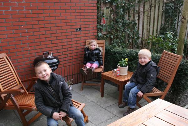 Lekker buiten zitten in de lente, geplaatst door mama Lizanne op 2010-03-17