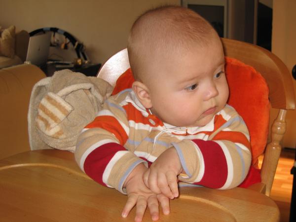 Merijn voor het eerst in zijn kinderstoel., geplaatst door mama Lizanne op 2004-11-05