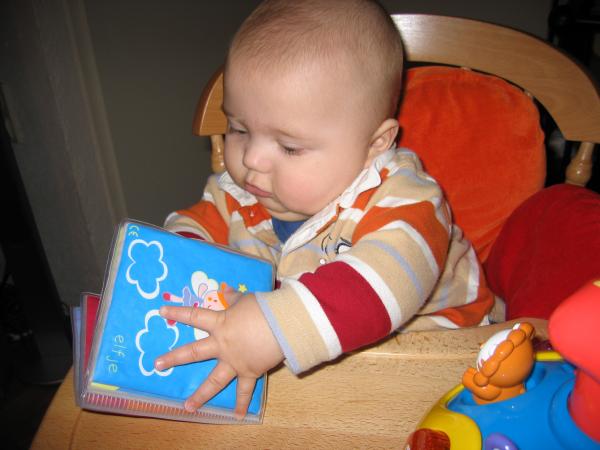 Merijn voor het eerst in zijn kinderstoel., geplaatst door mama Lizanne op 2004-11-05