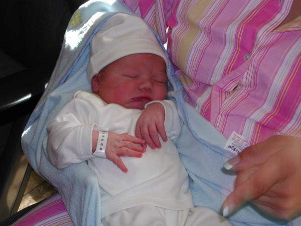 Merijn thuis - bij Lizanne op schoot, geplaatst door papa Boudewijn op 2004-06-03