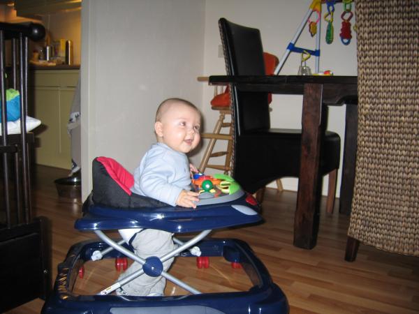 Merijn in zijn loopstoeltje., geplaatst door mama Lizanne op 2004-11-05