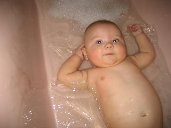 Merijn in het grote bad., geplaatst door mama Lizanne op 2004-11-05