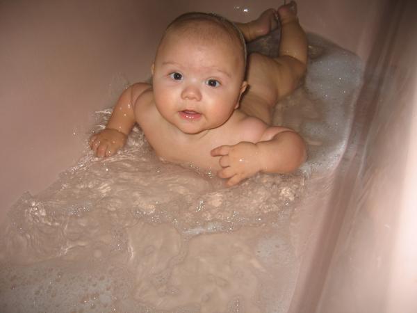 Merijn in het grote bad., geplaatst door mama Lizanne op 2004-11-05