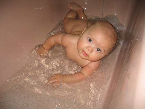 Merijn in het grote bad., geplaatst door mama Lizanne op 2004-11-05
