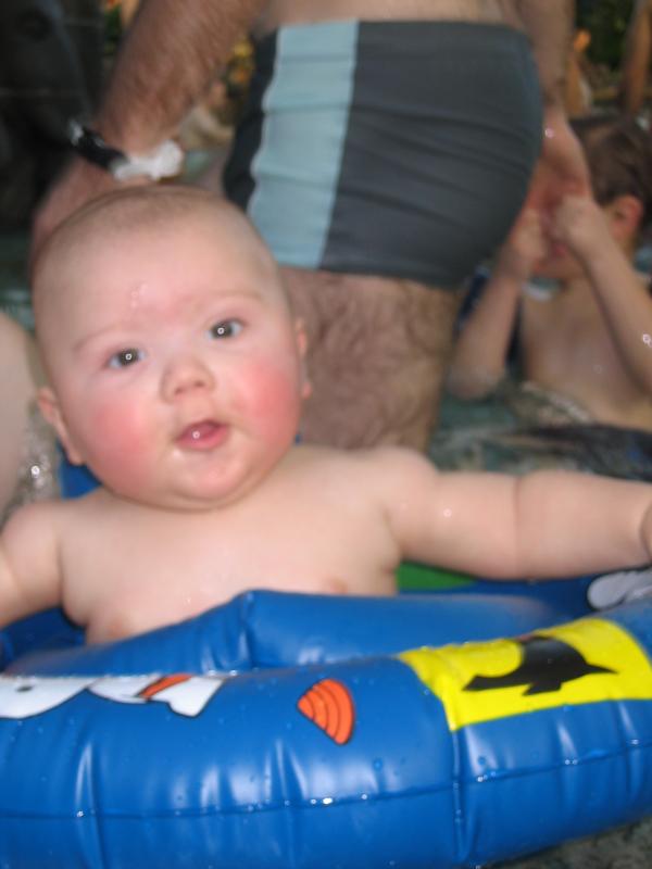 Merijn aan het dobberen op het water in Center Parcs., geplaatst door mama Lizanne op 2004-11-15