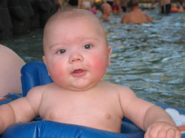 Merijn aan het dobberen op het water in Center Parcs., geplaatst door mama Lizanne op 2004-11-15