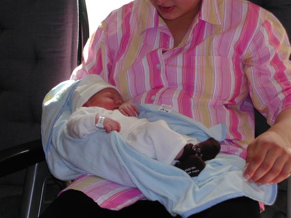 Merijn thuis - bij Lizanne op schoot 3, geplaatst door papa Boudewijn op 2004-06-03