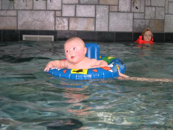 Merijn aan het dobberen op het water in Center Parcs., geplaatst door mama Lizanne op 2004-11-15