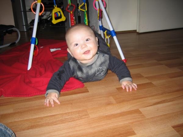 Merijn bijna aan het kruipen., geplaatst door mama Lizanne op 2004-11-17