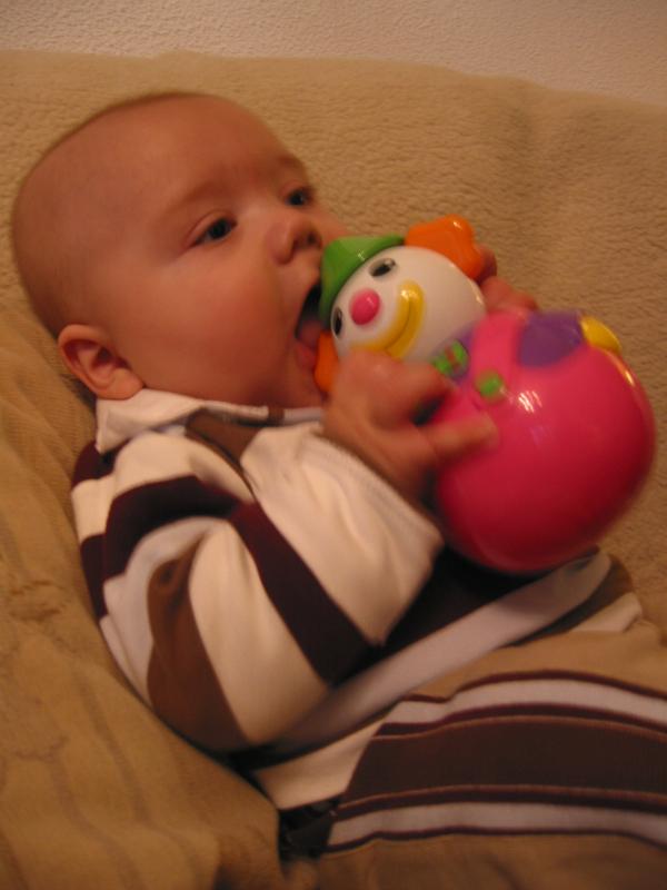 Merijn met zijn tuimelaar., geplaatst door mama Lizanne op 2004-11-18