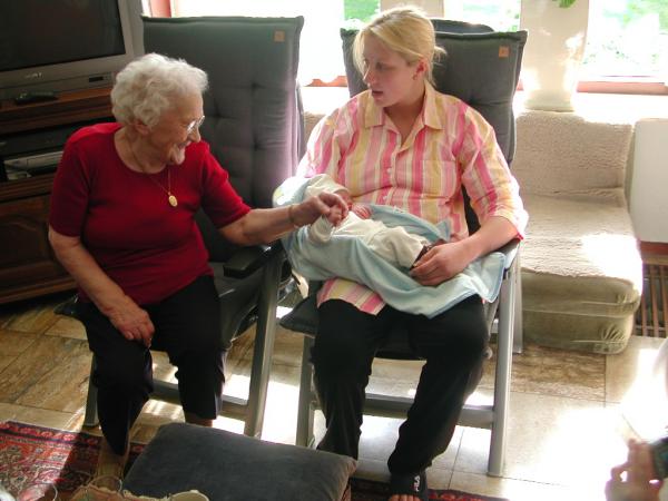 Merijn thuis - bij Lizanne op schoot en overgrootmoeder An toekijkend, geplaatst door papa Boudewijn op 2004-06-03