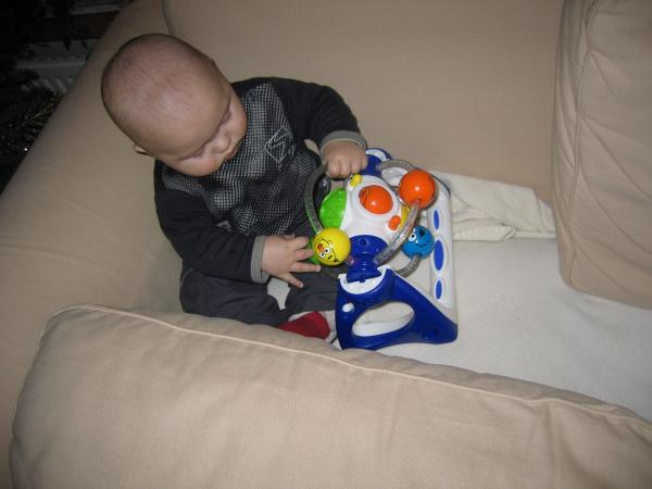 Merijn druk aan het spelen met zijn sinterklaasspeelgoed., geplaatst door mama Lizanne op 2004-12-08