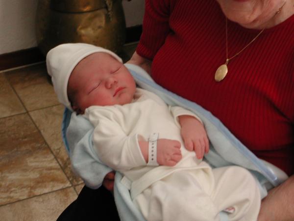 Merijn thuis - bij Overgrootmoeder An op schoot, geplaatst door papa Boudewijn op 2004-06-03