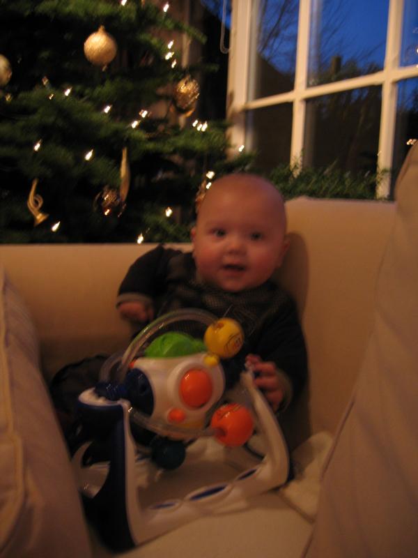 Merijn druk aan het spelen met zijn sinterklaasspeelgoed., geplaatst door mama Lizanne op 2004-12-08