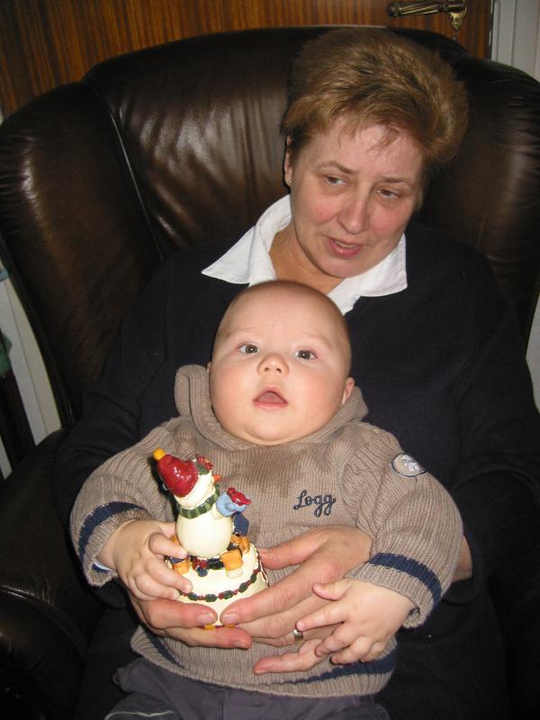 Merijn op schoot bij oma van der Kammen., geplaatst door mama Lizanne op 2004-12-15