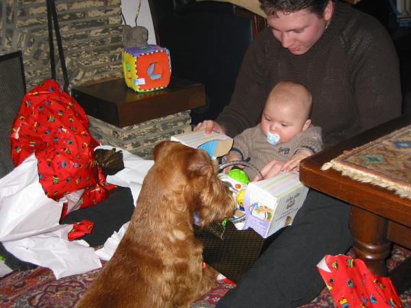 Merijn en papa zijn de sinterklaaskado`s aan het uitpakken., geplaatst door mama Lizanne op 2004-12-15