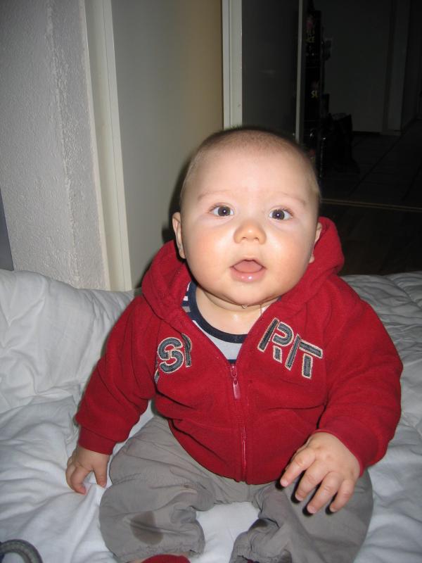 Merijn is zittend aan het spelen., geplaatst door mama Lizanne op 2005-01-04