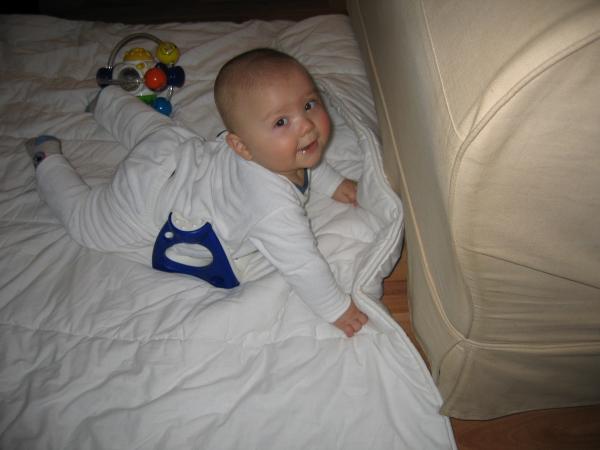 Merijn is letterlijk en figuurlijk in zijn speeltje gaan liggen., geplaatst door mama Lizanne op 2005-01-04